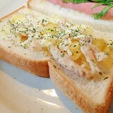 ポテトとサラダチキンのトースト